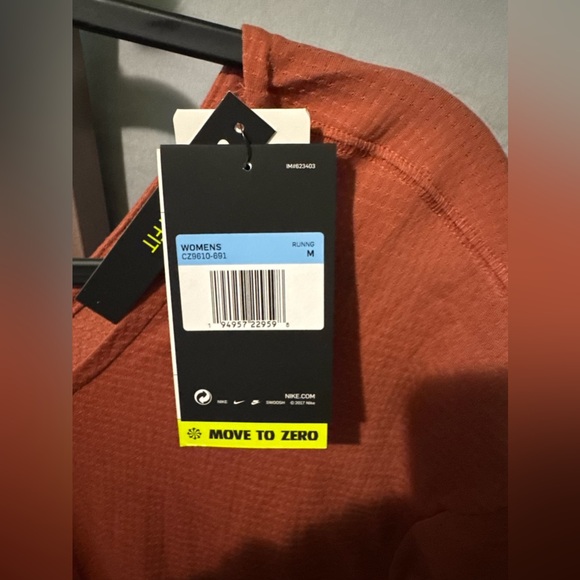 Nike Women's Rust BREATHE T-SHIRT size M - Picture 3 of 3